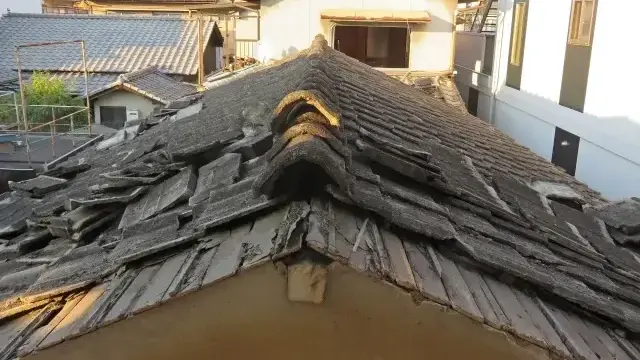 瓦やスレートがずれる・割れる