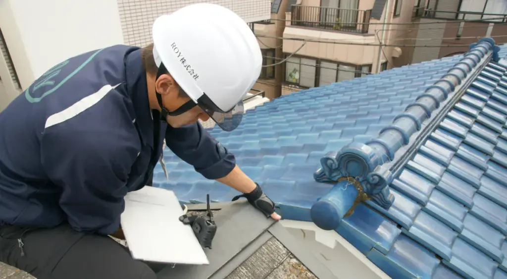 台風被害に遭う前に屋根を点検している様子