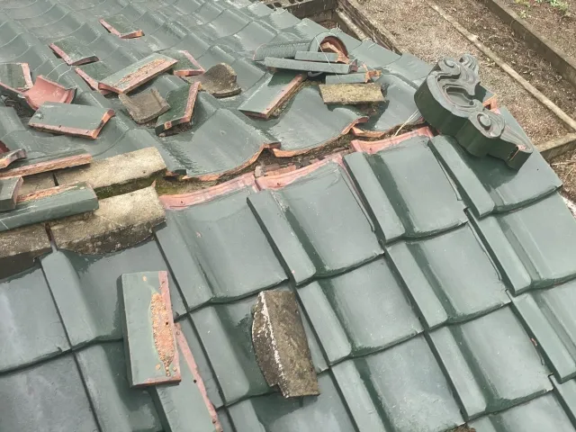 瓦や金属が落ちているのを見つけた