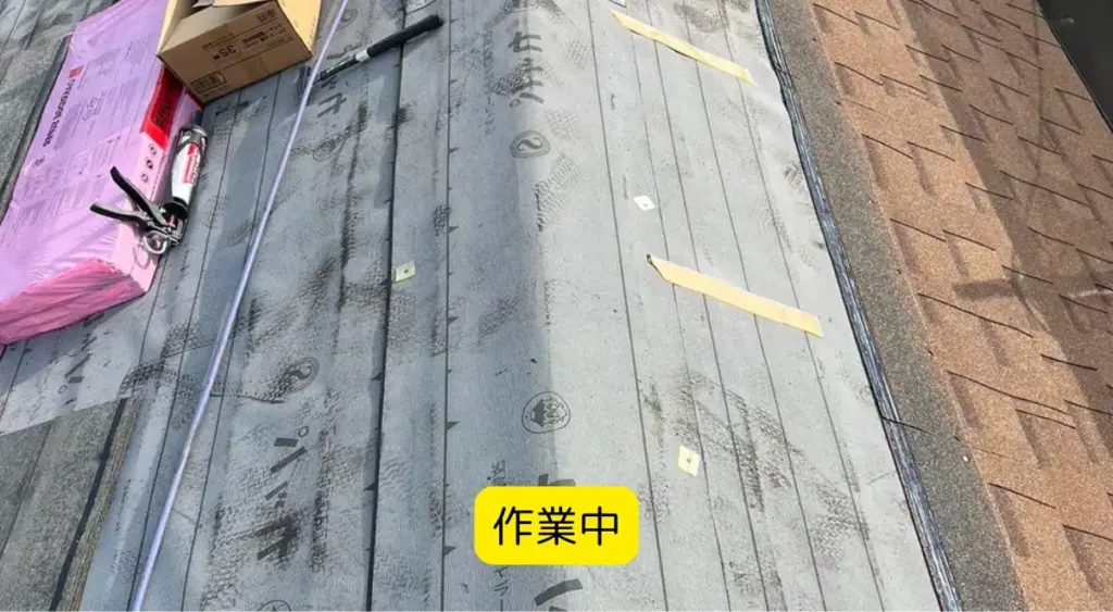 千葉県千葉市】雨漏り修理と屋根の葺き替え工事の施工事例｜ROY株式会社
アスファルトシングル（オークリッチ）作業中の実際の写真
