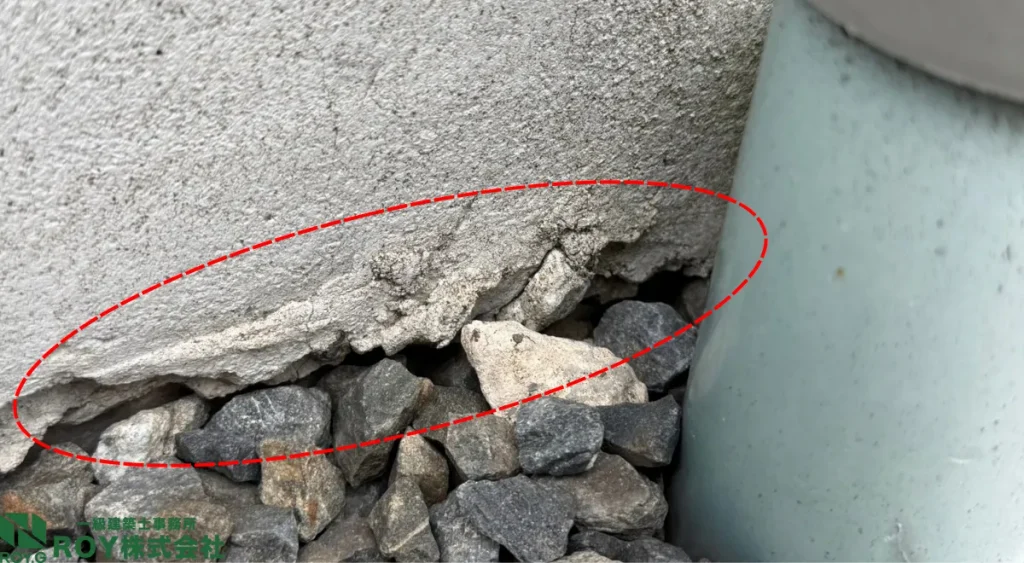 配管の横にある基礎表面の欠損の実際の写真